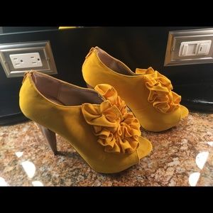 Yellow peep toe heels